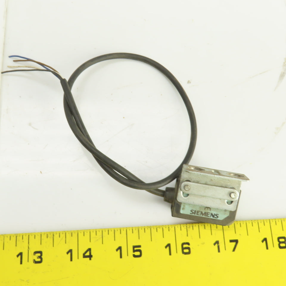 Siemens 3RG7401-0CH61 Retro Reflective Sensor W/Mounting Brackets