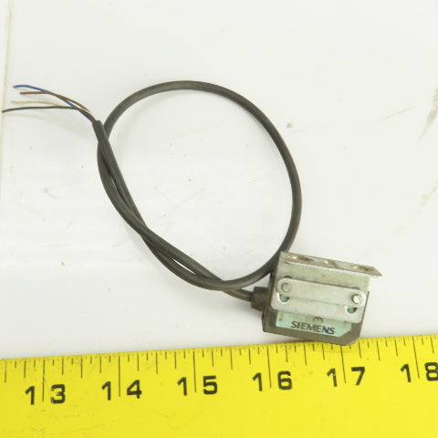 Siemens 3RG7401-0CH61 Retro Reflective Sensor W/Mounting Brackets