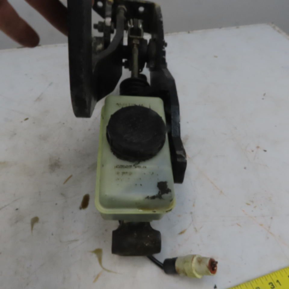 Yale Brake Master Cylinder Assembly From a GLC060TGNUAE084