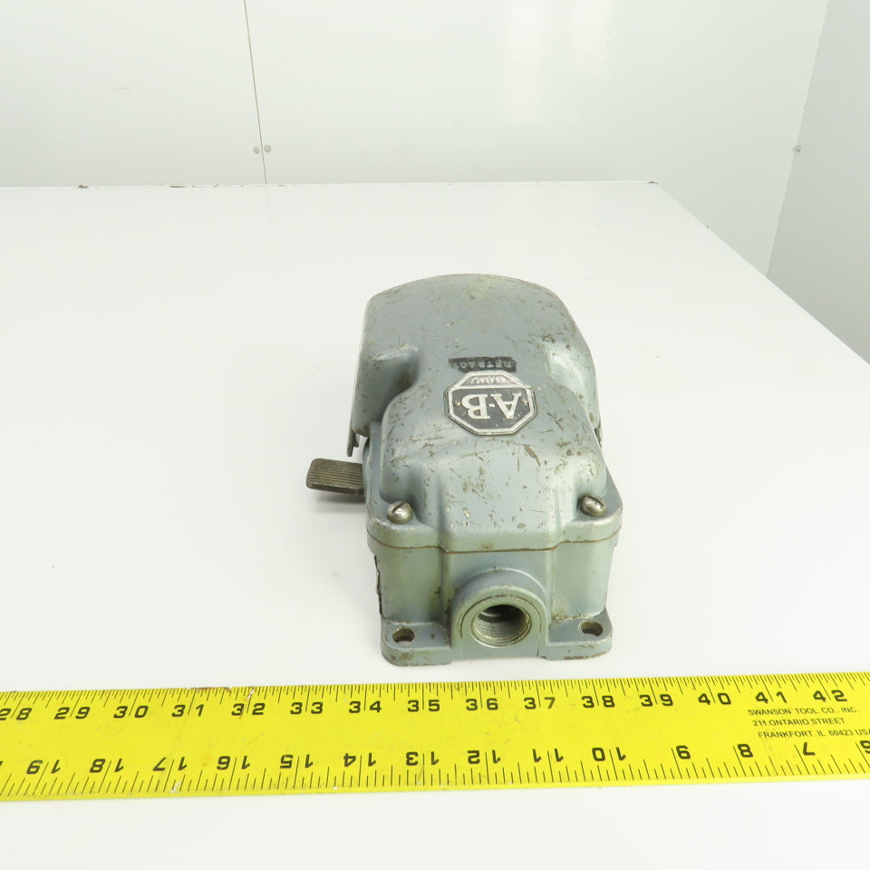 Allen Bradley 805-ASR4 Ser D Bulletin 805 Foot Pedal Operator Switch 600V