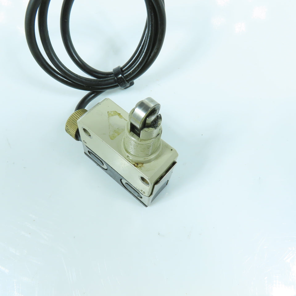 Omron D4E-1B10N Roller Plunger Limit Switch 0.5A/30V