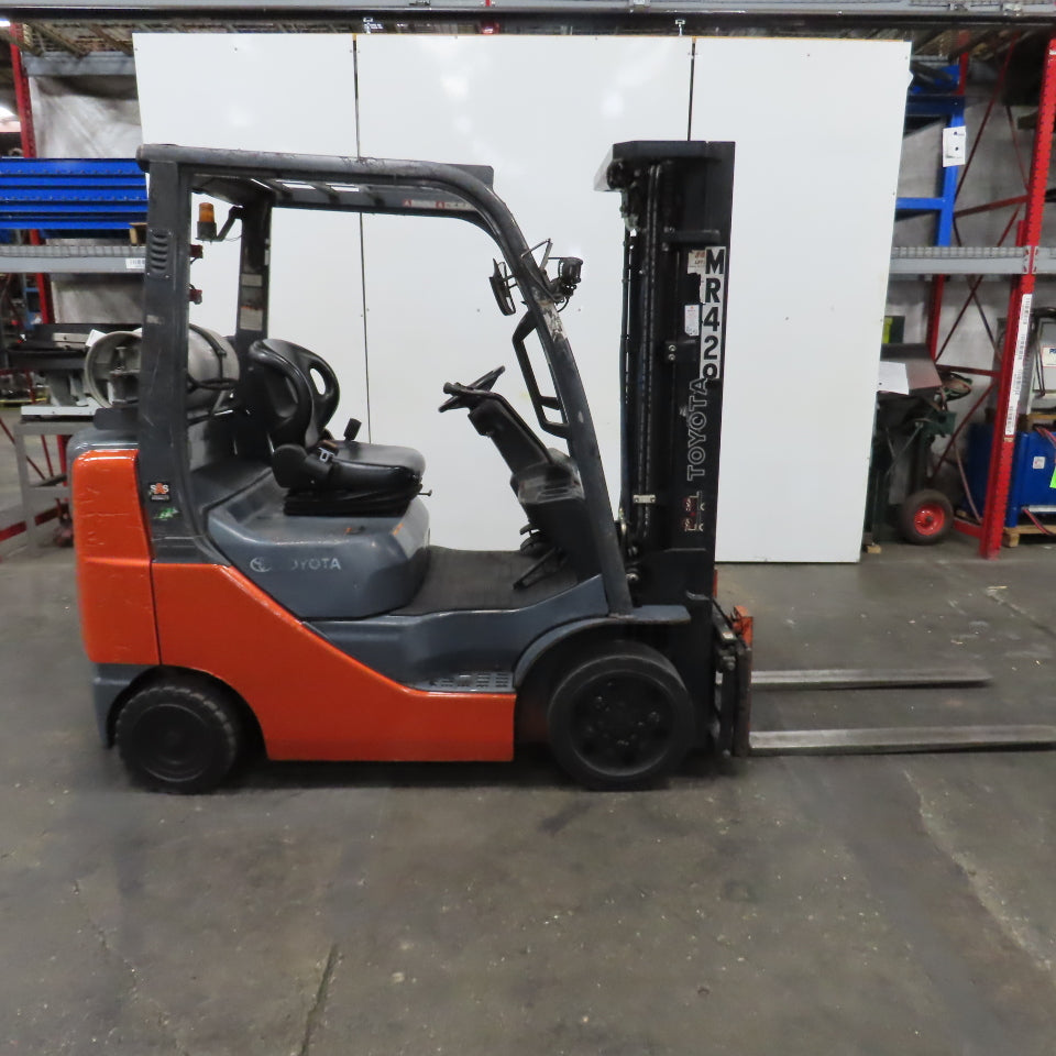 Toyota 8FGCU25 5000LB LP Gas Forklift 3-Stage 189" Lift Sideshift 48" x 5" Forks