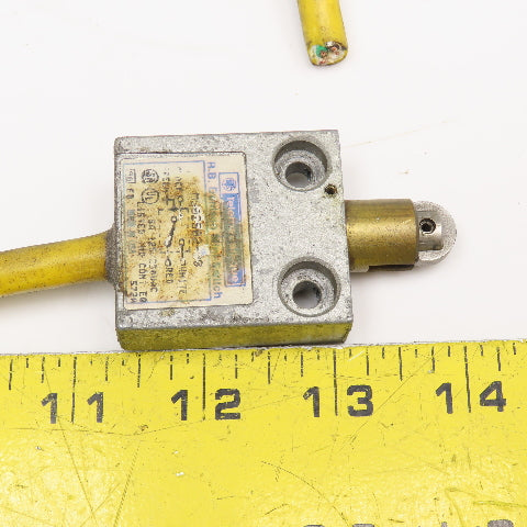 Telemecanique MS02S02-00 125/250V AC Cam Roller Limit Switch