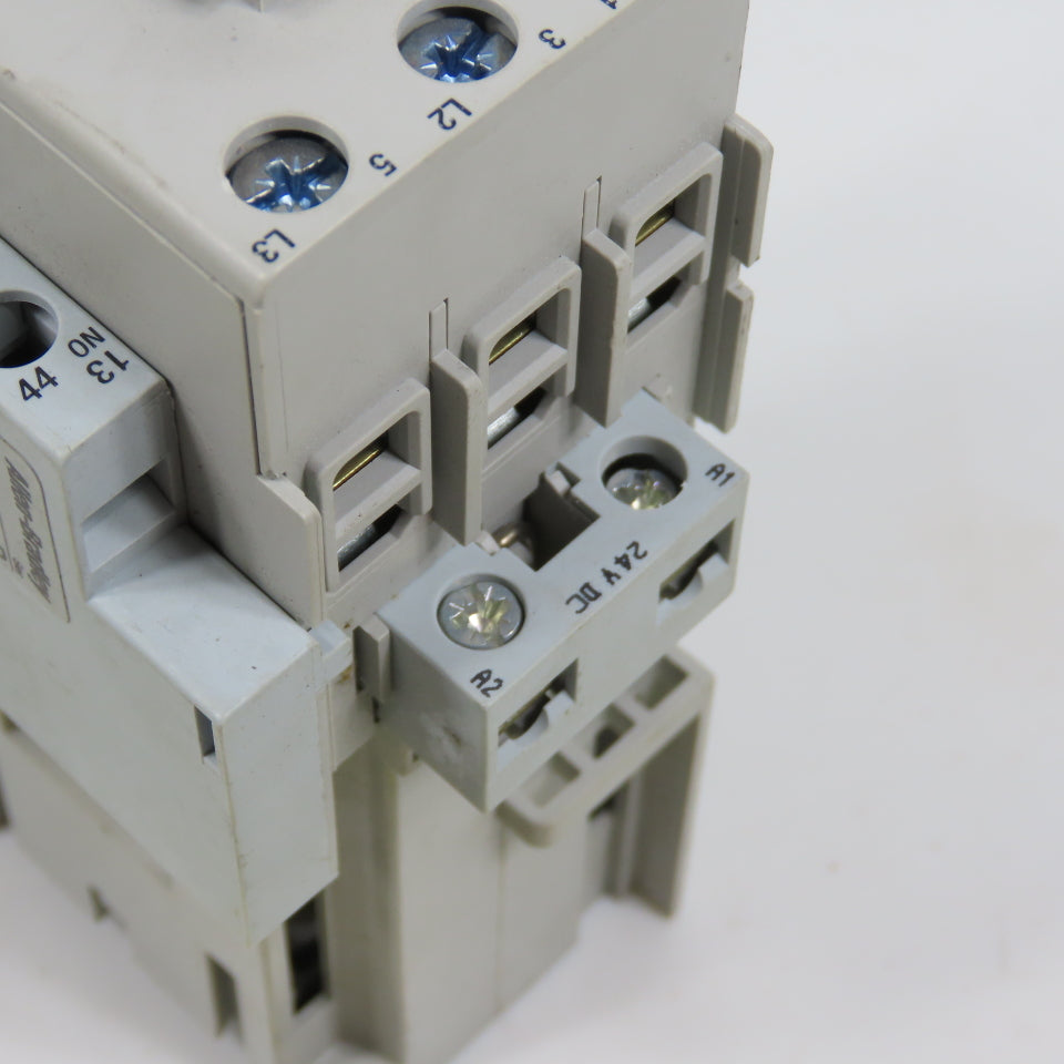 Allen Bradley 100-C30Z*00 Ser C C30 600VAC Contactor 24VDC Coil 2-25HP