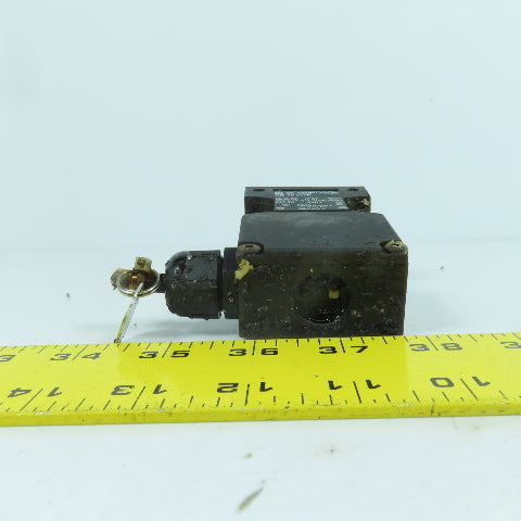 Schmersal AZ 16 zvrk Safety Interlock Switch W/Key 230V (Dirty)