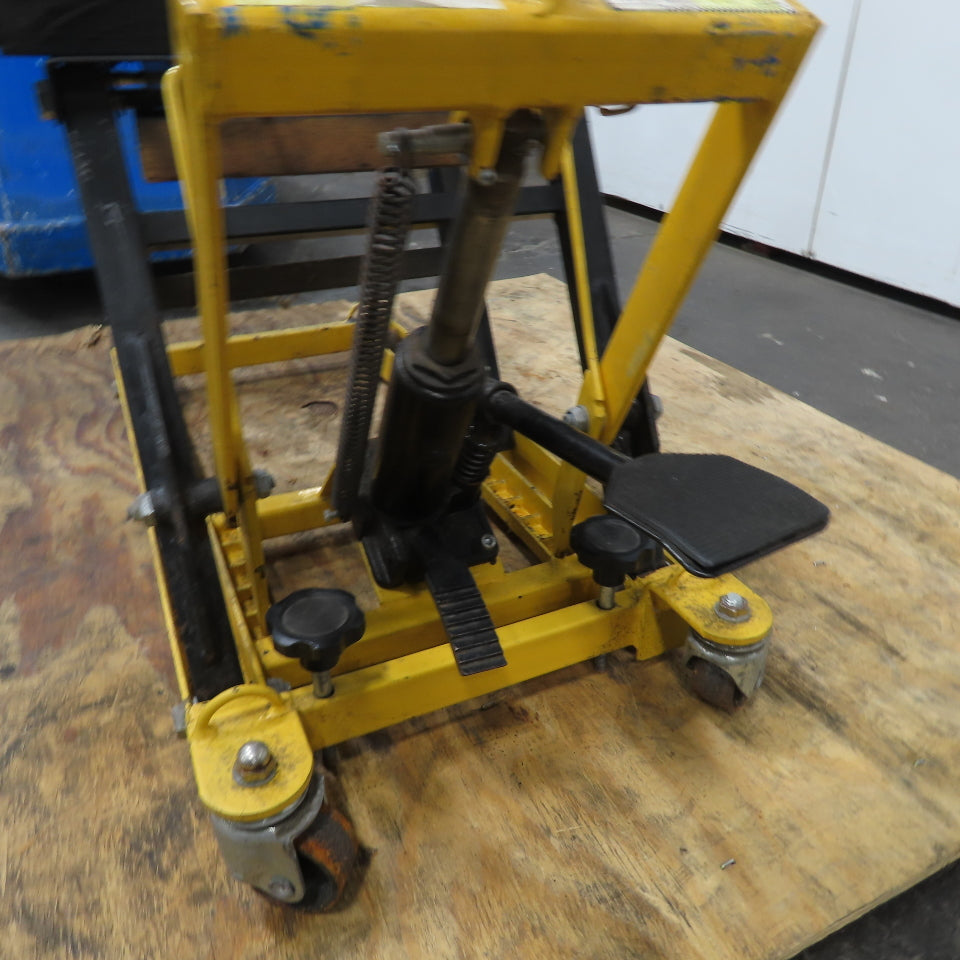 Central Hydraulics 1500LB Manual ATV/Motorcycle Lift 4-1/2"Min -16" Max Lift