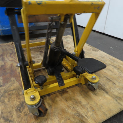 Central Hydraulics 1500LB Manual ATV/Motorcycle Lift 4-1/2"Min -16" Max Lift