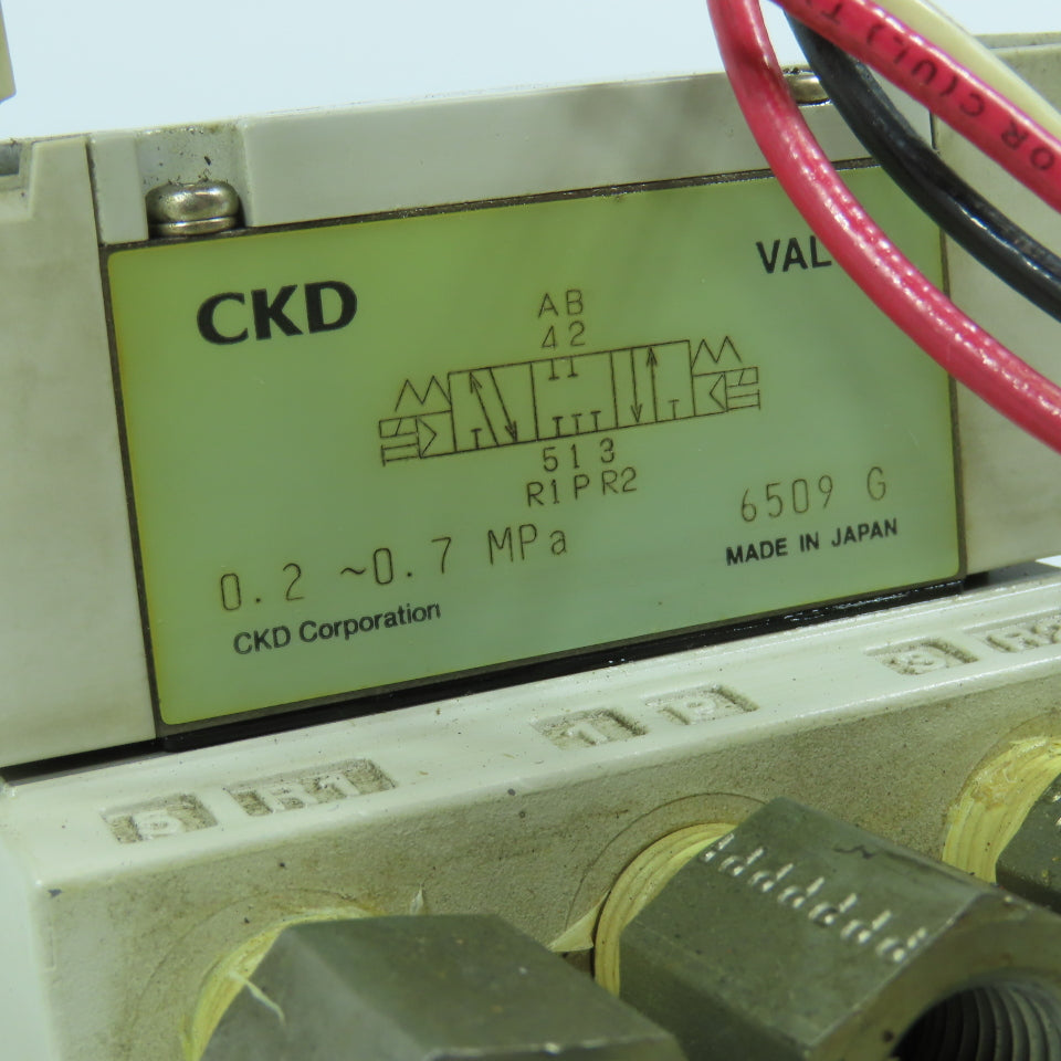 CKD 4GB330R-08-B-3 Pneumatic Directional Control Valve 0.2-0.7MPa 24VDC