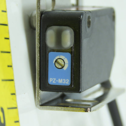 Keyence PZ-M32 Photoelectric Sensor 12-24VDC M8 Connector W/ Bracket NEW
