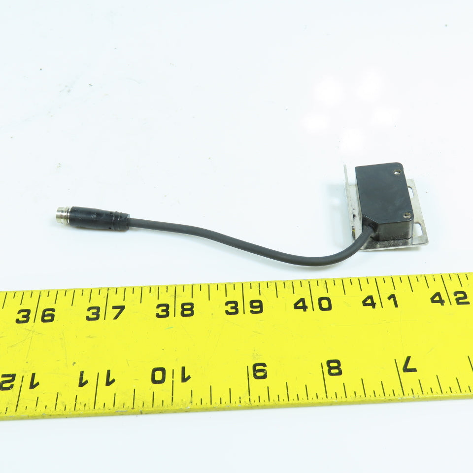 Keyence PZ-M32 Photoelectric Sensor 12-24VDC M8 Connector W/ Bracket NEW