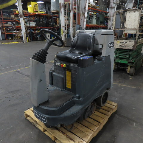 Advance ES4000 24V Battery Ride-On Carpet Cleaner Extractor Wet Dry Vacuum
