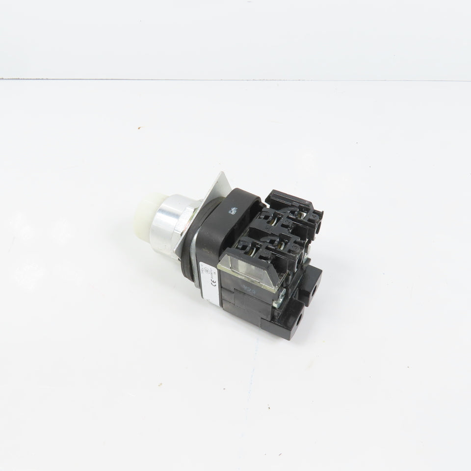 Allen Bradley 800TC-PB16 White Momentary Contact Push Button 120V W/ 800TC-XA