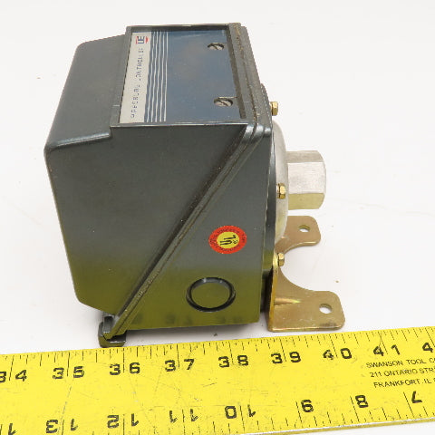 United Electric Controls J300 Pressure Switch 0-20PSI 125/250VAC 1/4" NPT