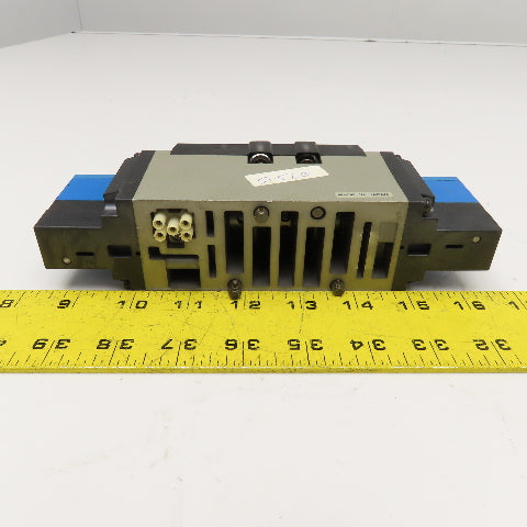 SMC VSS8-8-FIG-D-3EZ-V1 5/3 Position Float Center Pneumatic Valve 21-26VDC Coil