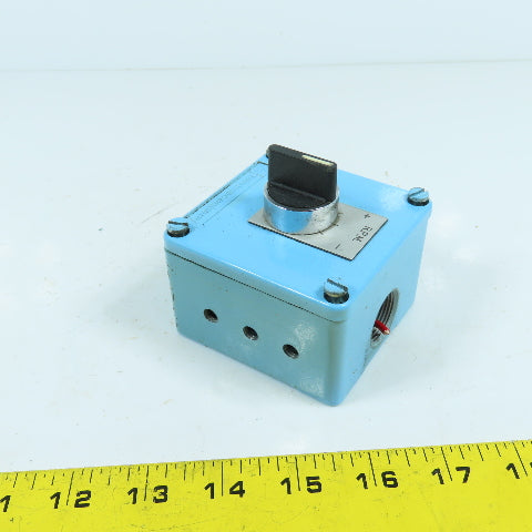 Telemecanique 3-Position Spring Return Selector Switch 380V W/ Enclosure