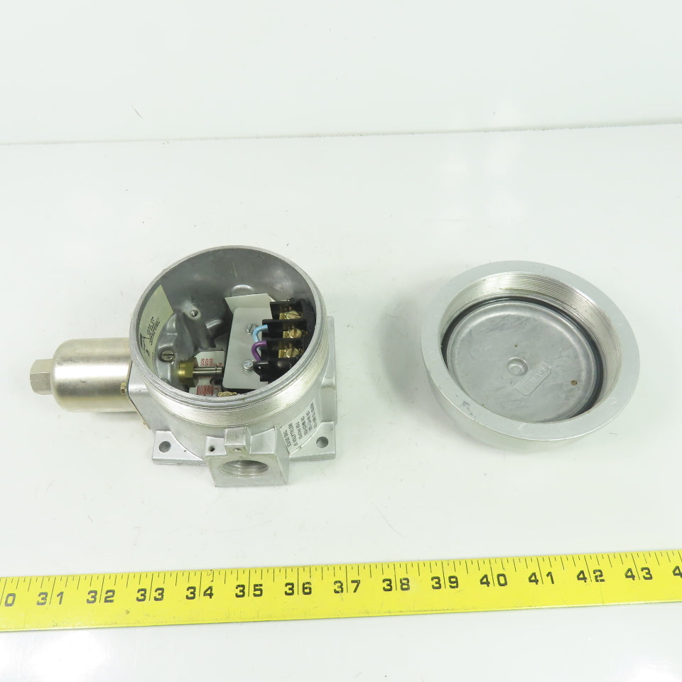 United Electric Controls J120 Model 9778 156 Pressure Switch 15A 480VAC 100PSI