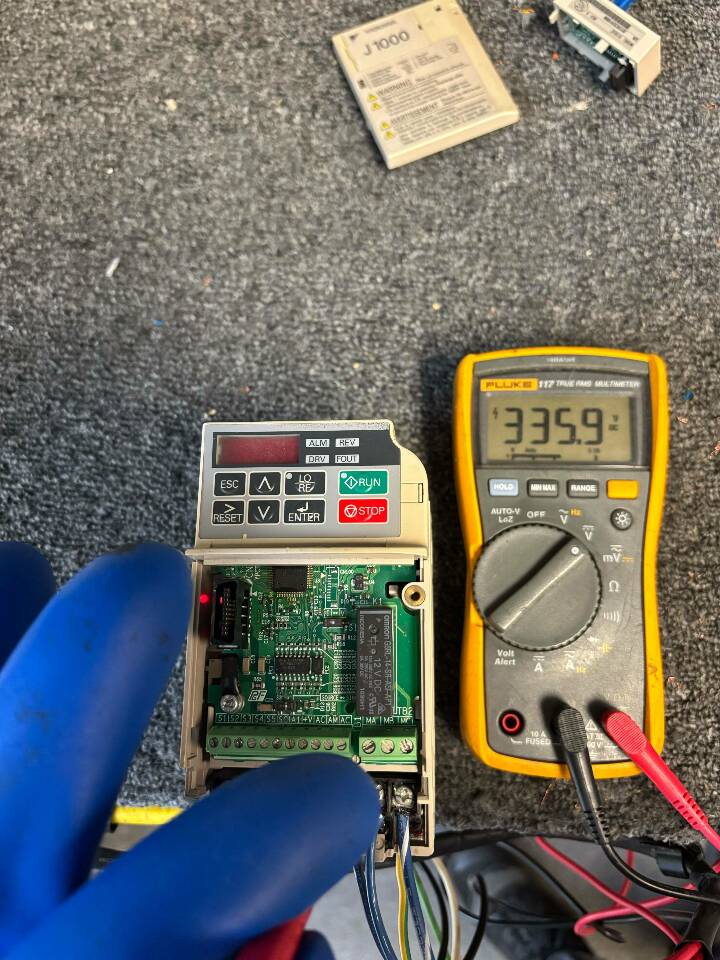 Yaskawa CIMR-JU2A0006BAA J 1000 1HP Variable Frequency Drive 240V Parts/Repair