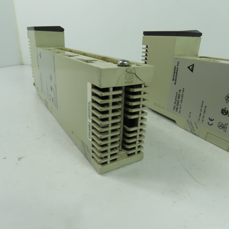 Schneider Automation 140 DAO 842 10 TSX Quantum AC Output Module 100-230V Lot/2