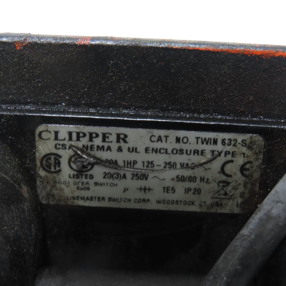 Lipper Twin 632-S Foot Control Pedal Operator Switch Stand E-Stop 125-250VAC 1Ph