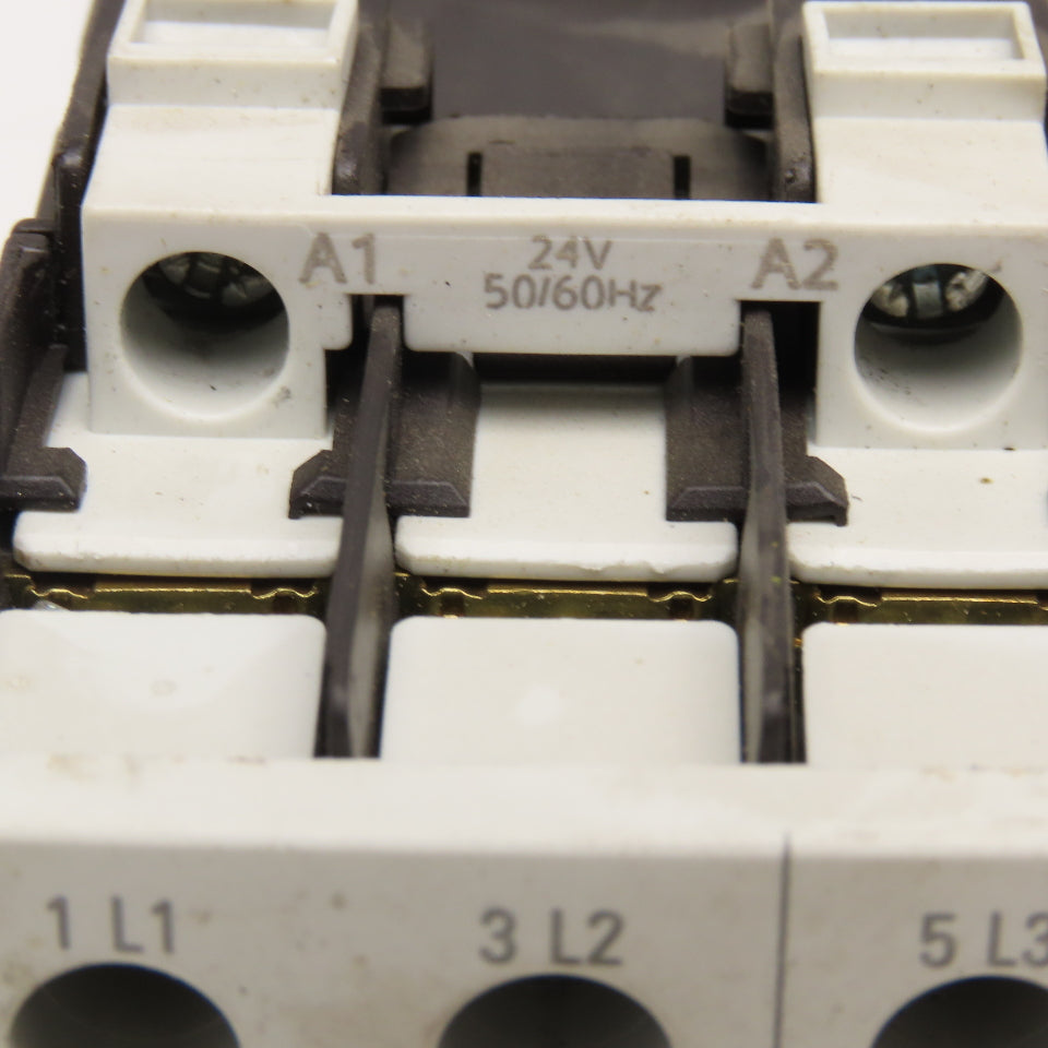 Siemens 3RT1026-1AC20 35A 600V 20Hp Max Contactor Relay 24V AC 50/60Hz Coil