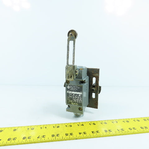 Allen Bradley 802T-AP Oiltight Limit Switch W/ 40146-747-63 Operator Head
