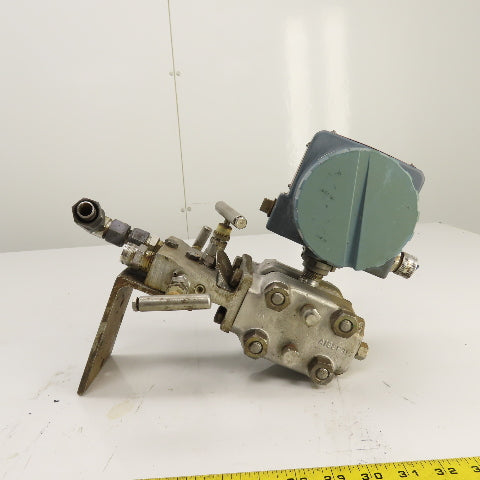 Foxboro 823DP-I3S1NM2-Y Electronic Pressure Transmitter W/ A182F31 Manifold