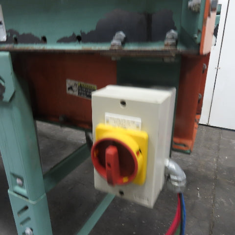 Roach 102" L x 23" W Chain Driven 2.5" Live Roller Conveyor 230/460V 18FPM