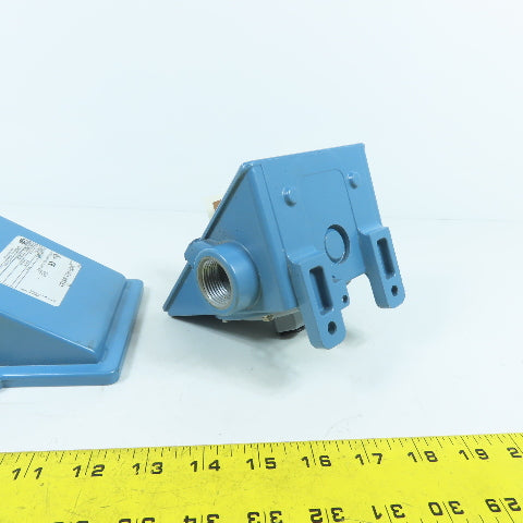 United Electric J400-451 95151 Pressure Switch 0-80" WC 225PSI