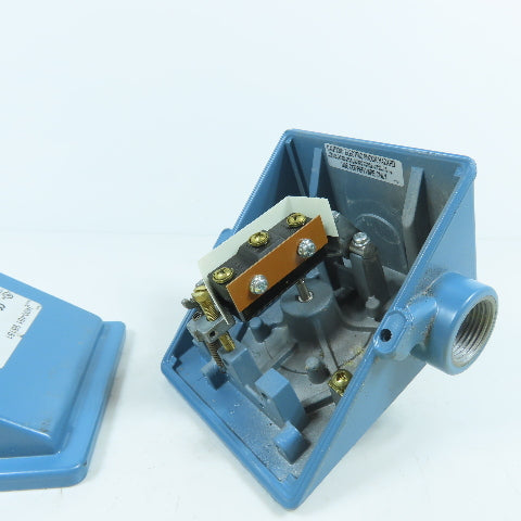 United Electric J400-451 95151 Pressure Switch 0-80" WC 225PSI