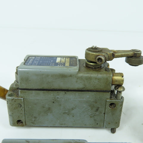 Square D AW12 Snap Action Spring Return Limit Switch 115-600VAC Lot Of 3