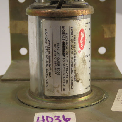 Dwyer 1638-1 Diaphragm Vertical Pressure Switch 10PSI Max 25PSI Surge 125/480VAC