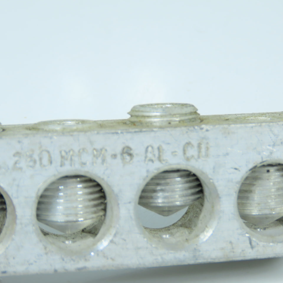 UTILCO PED 250 RH 4-Port Aluminum Power Distribution Lug Block 250 MCM-6 AL-CU