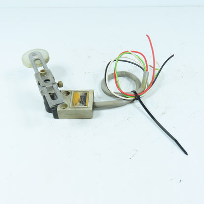 Omron D4C-9077 Snap Arm Roller Wheel Limit Switch 5A 250V