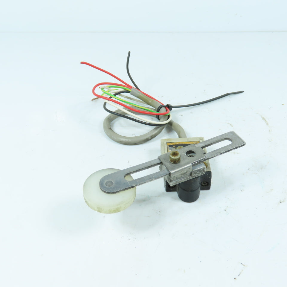 Omron D4C-9077 Snap Arm Roller Wheel Limit Switch 5A 250V
