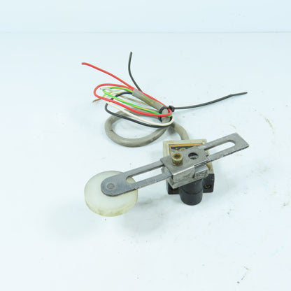 Omron D4C-9077 Snap Arm Roller Wheel Limit Switch 5A 250V