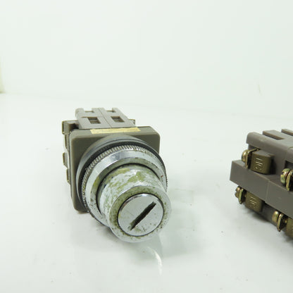 Izumi 41-10569 2 Position Key Selector Switch 125-300VAC Lot Of 3