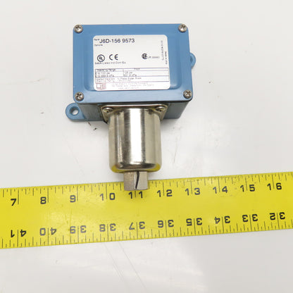 United Electric Controls J6D-156 9573 0-100PSI Pressure Switch 1/4" NPT 277VAC