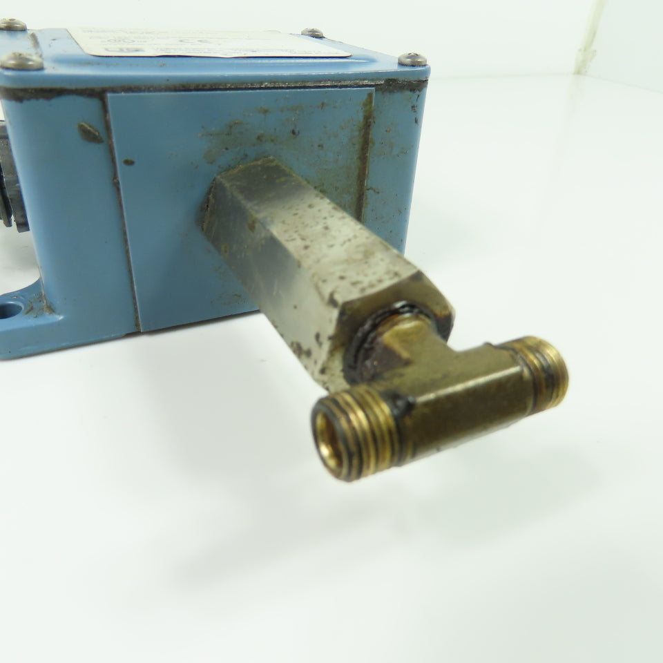 UE United Electric J6-266 Pressure Switch 15A 480VAC 0-100PSI Range 150PSI Proof