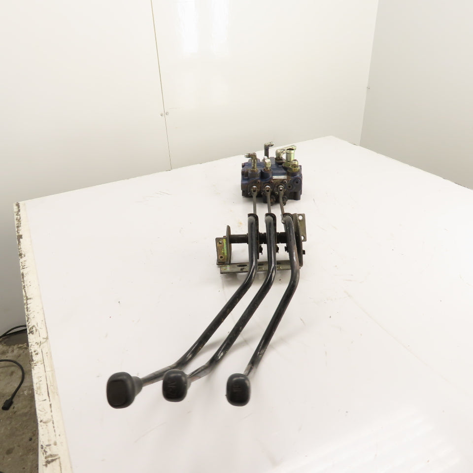 Toyota 5FBE15 67720-15300-71 3-Spool Hydraulic Control Mast Valve W/Levers