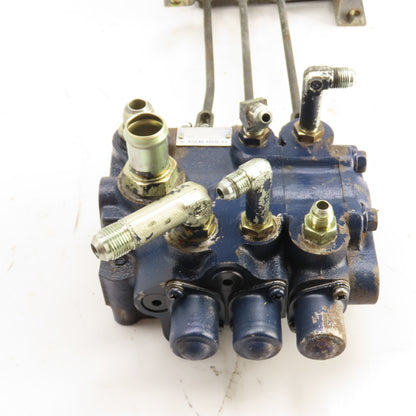 Toyota 5FBE15 67720-15300-71 3-Spool Hydraulic Control Mast Valve W/Levers