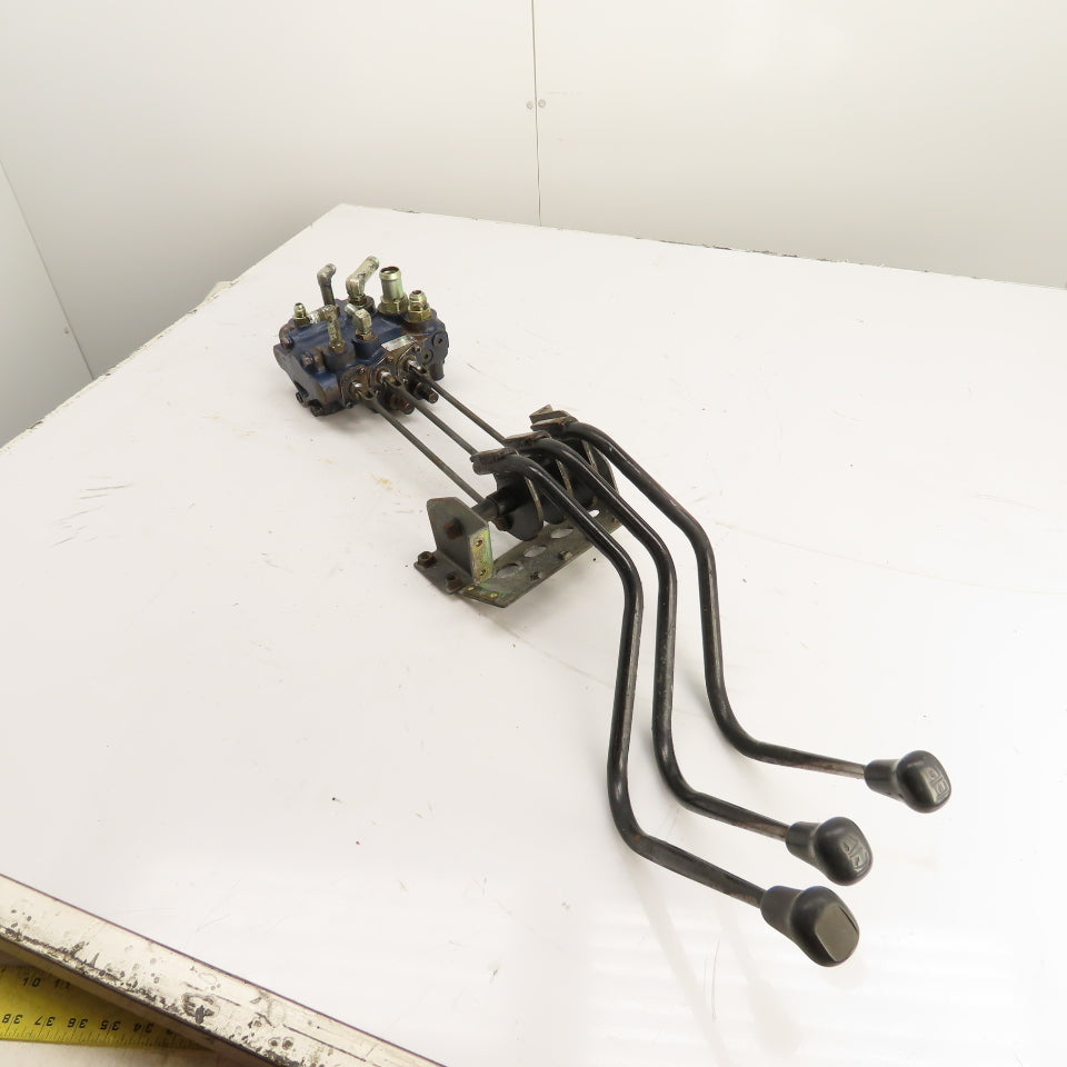 Toyota 5FBE15 67720-15300-71 3-Spool Hydraulic Control Mast Valve W/Levers