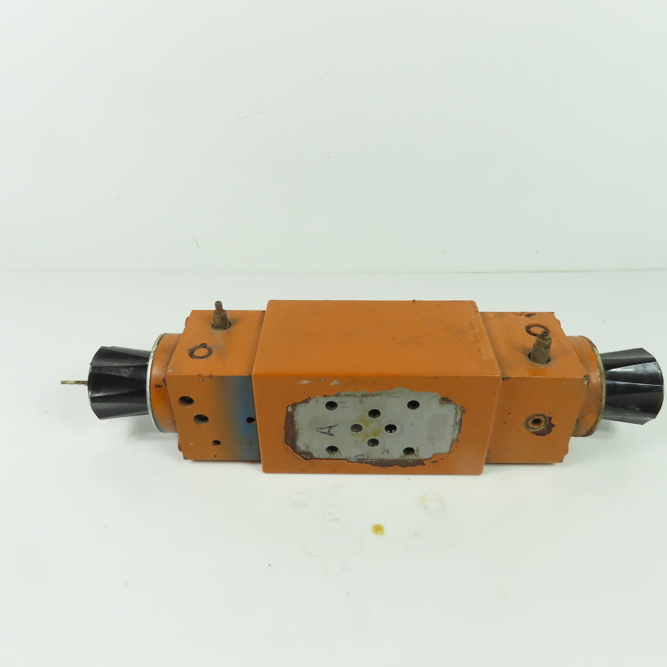 Mannesmann Rexroth 2 FRM 5-32/1.2 QB Hydraulic Flow Control Valve Manual Adj