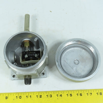 United Electric 8240 B110-108W Explosion Proof Temperature Switch 200-425F