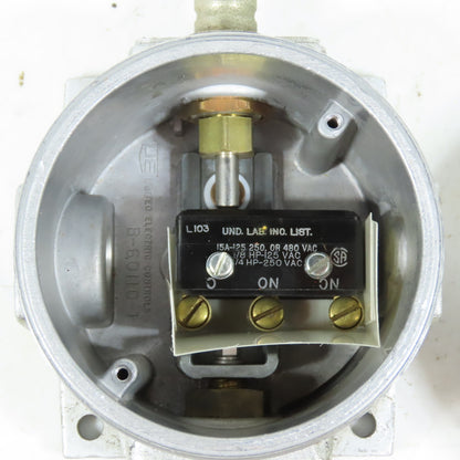 United Electric 8240 B110-108W Explosion Proof Temperature Switch 200-425F