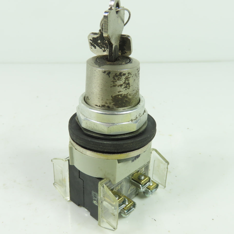 Allen-Bradley 800T-N61KF4 Key Operated Selector Switch NEMA 4 13 with Keys