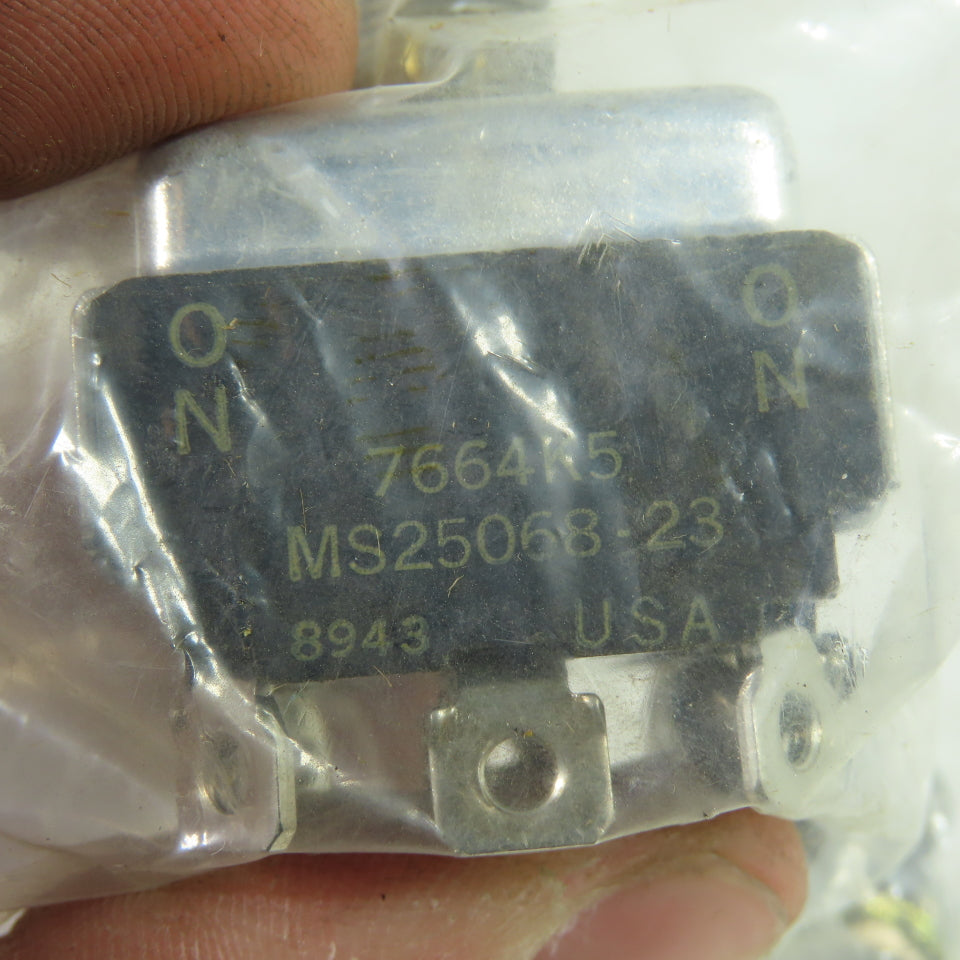 Cutler-Hammer MS25068-23 7664K5 Toggle Switch NEW