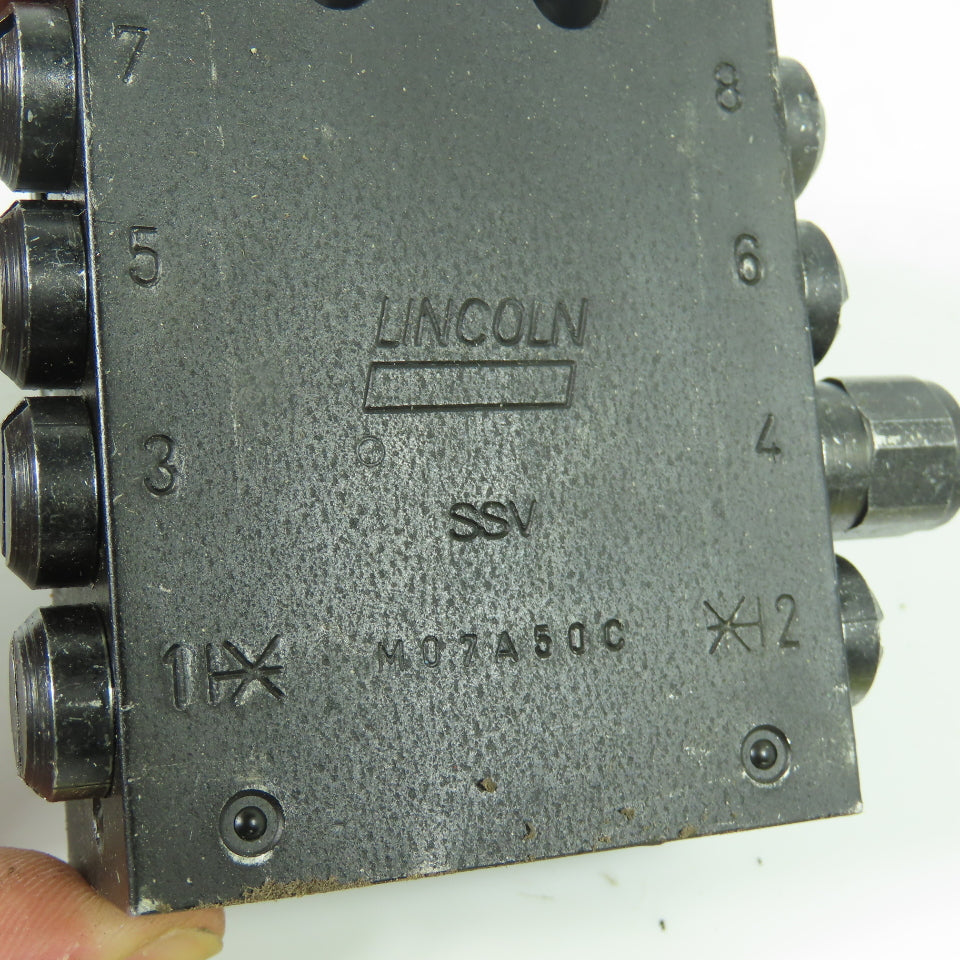 Lincoln M07A50C SSV Series 8-Outlet Progressing Metering Divider Valve
