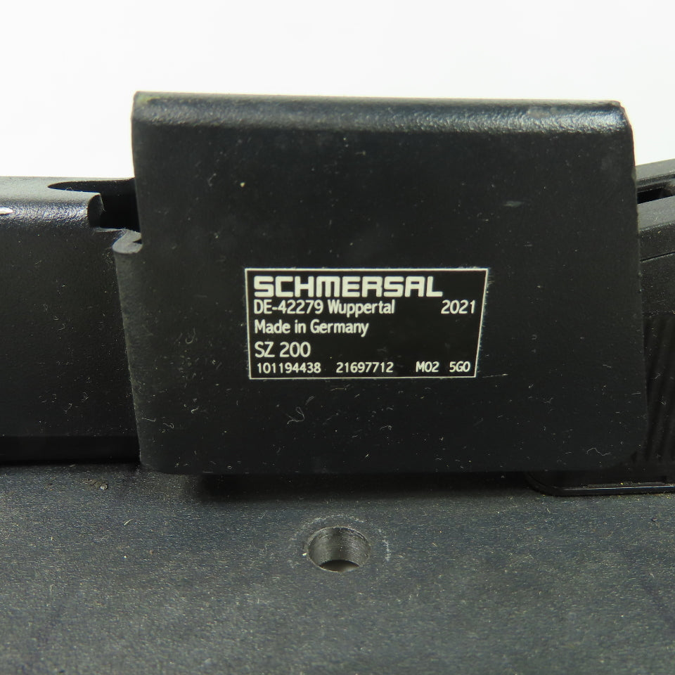 Schmersal AZM 200SK-T-1P2PW Solenoid Interlock 24VDC W/ SZ 200 Lockout Tag