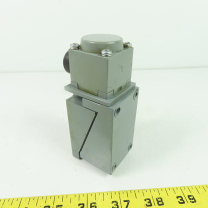 Allen-Bradley 802T-KP Oiltight Limit Switch Enclosure Ser J W/ 40146-017-64 Head