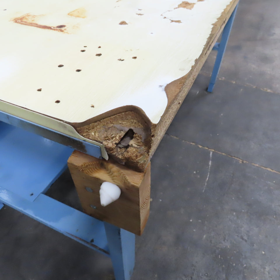 Global Industrial 30" x 60" Laminated Top Work Bench Assembly Table W/ Light